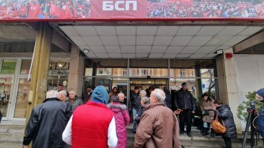 Напрежение отвън и отвътре на "Позитано" 20, не пуснаха социалисти на пленума, искат оставки