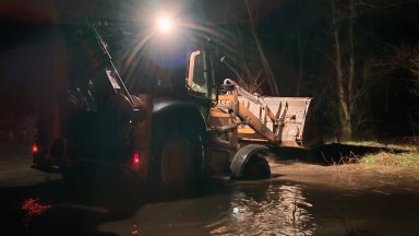 Възстановиха пропукалата се дига на река Струма в Пернишко