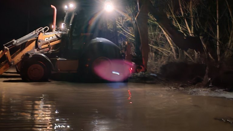 Опасност от преливане на Струма, пропука се дига, спряха изпускането на язовир "Студена" (снимки)