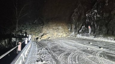 Огромно свлачище затвори пътя Девин-Смолян