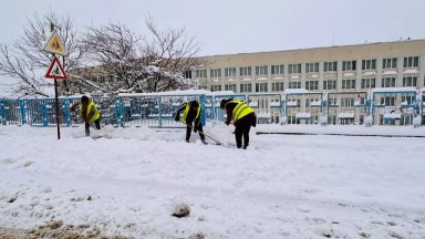 Заради студа обявиха 12 януари за неучебен ден в Русе, частично отвориха пътя за Девин