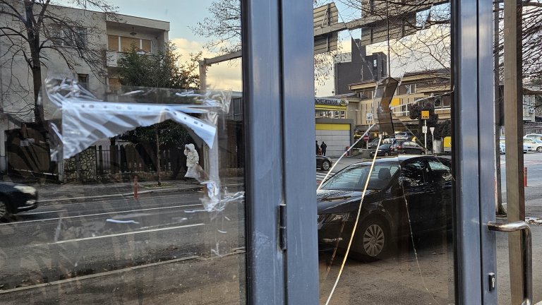 Вандали посегнаха на българското посолство в Скопие, МВнР с остра реакция (видео)