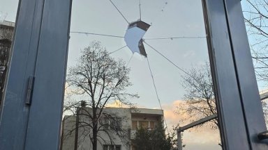 Вандали посегнаха на българското посолство в Скопие, МВнР с остра реакция (видео)