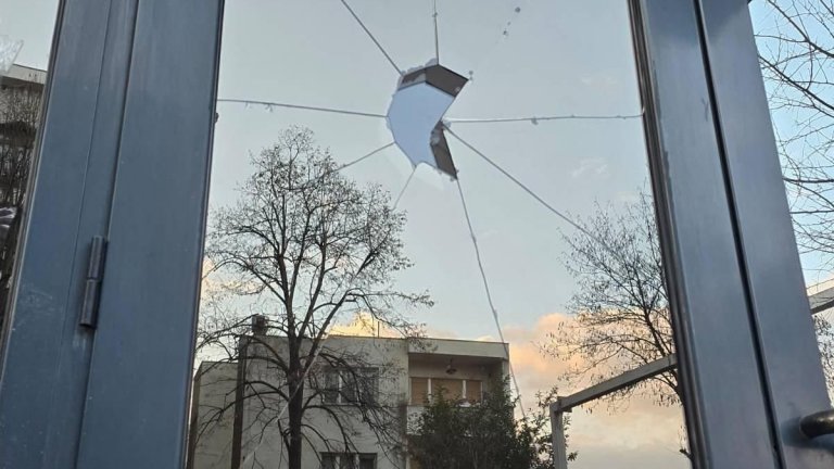 Вандали посегнаха на българското посолство в Скопие, МВнР с остра реакция (видео)