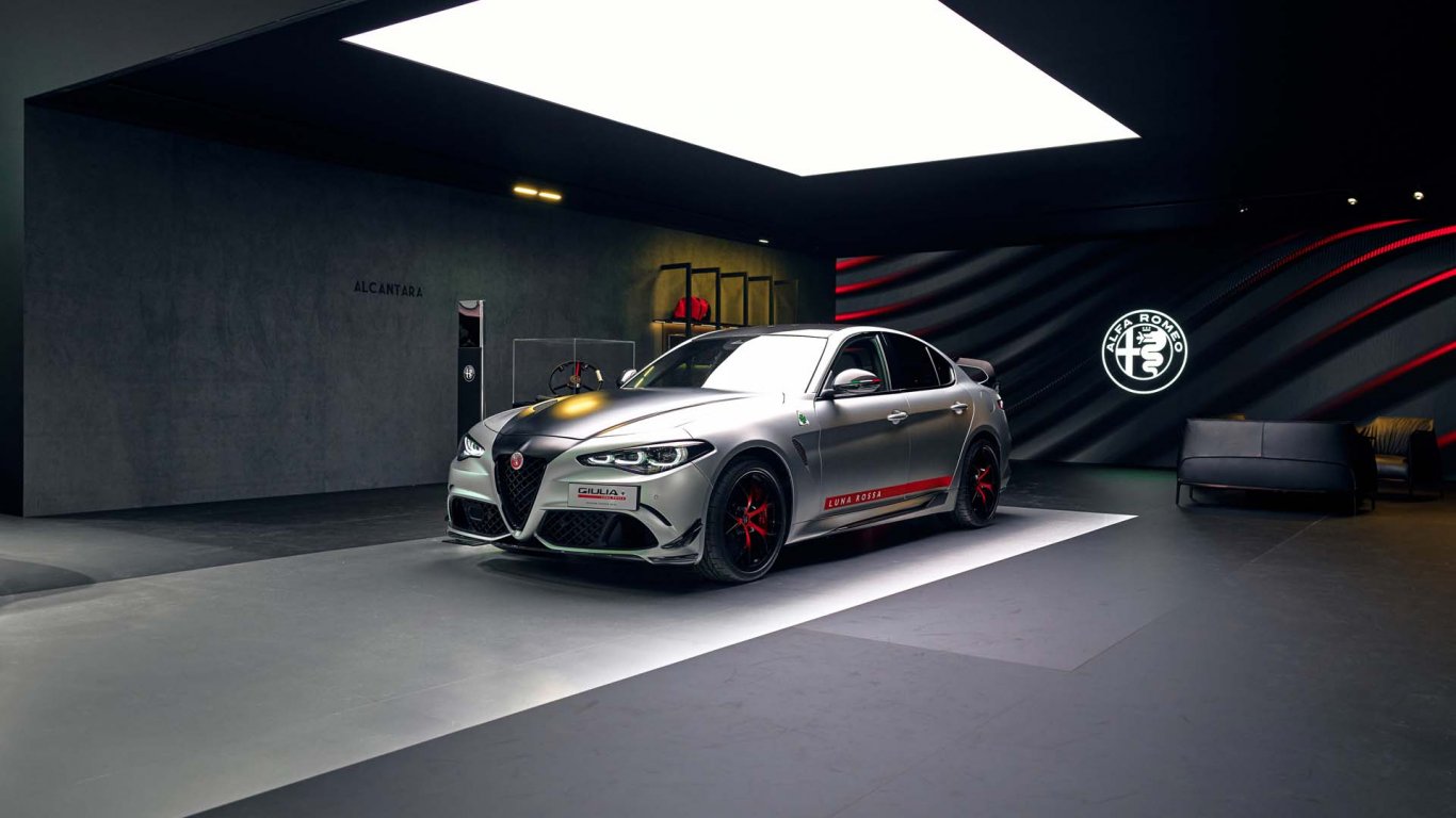 Alfa Romeo показва една от 10-те суперспортни коли Giulia Quadrifoglio Luna Rossa