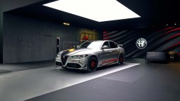 Alfa Romeo показва една от 10-те суперспортни коли Giulia Quadrifoglio Luna Rossa