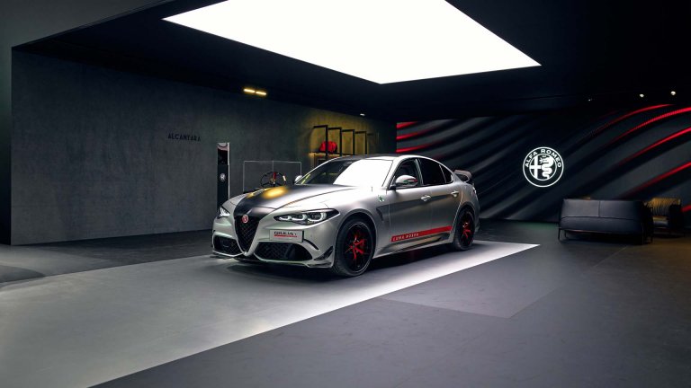 Alfa Romeo показва една от 10-те суперспортни коли Giulia Quadrifoglio Luna Rossa