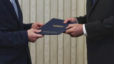 Президентът Румен Радев връчва първия мандат за съставяне на правителство на ГЕРБ-СДС