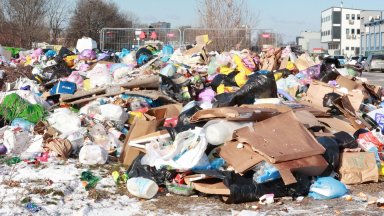 Огромно "временно" сметище на промишлена площадка в столичния район Слатина (снимки)