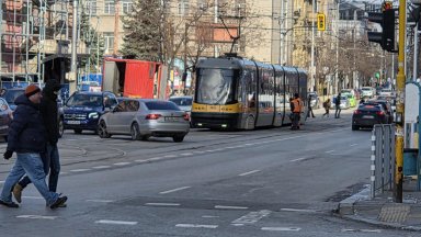 Трамвай дерайлира на заледени релси в центъра на София (снимки)