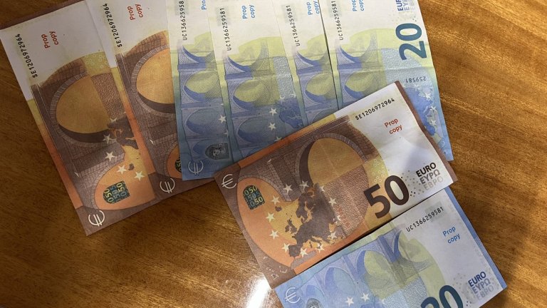 Младежи опитаха да платят с реквизитни евробанкноти във Велико Търново