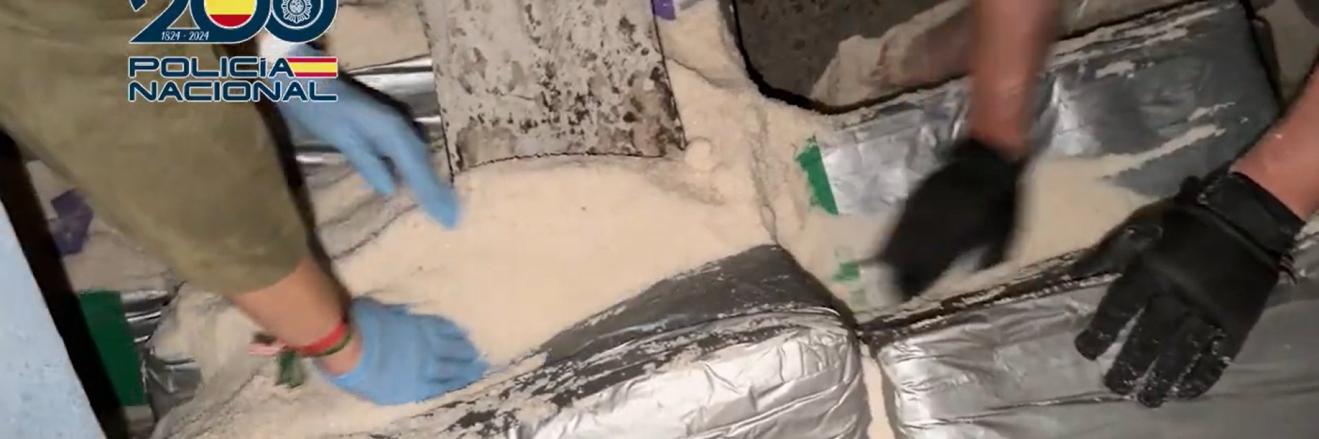 Заловиха рекордни 10 тона кокаин в кораб, превозващ сол (видео)