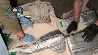 Заловиха рекордни 10 тона кокаин край Тенерифе, укрит в кораб, превозващ сол (видео)