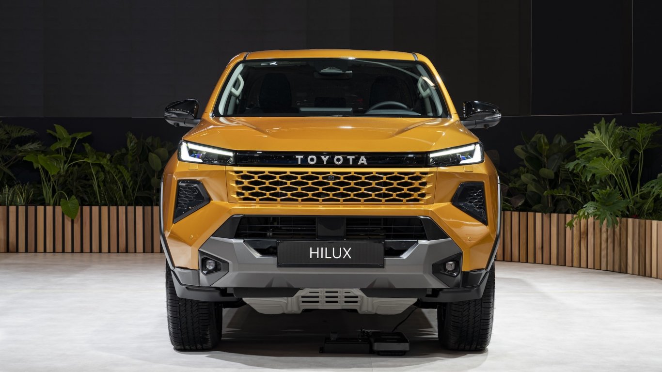 Новият Toyota Hilux дебютира в Европа с хибридно и електрическо задвижване