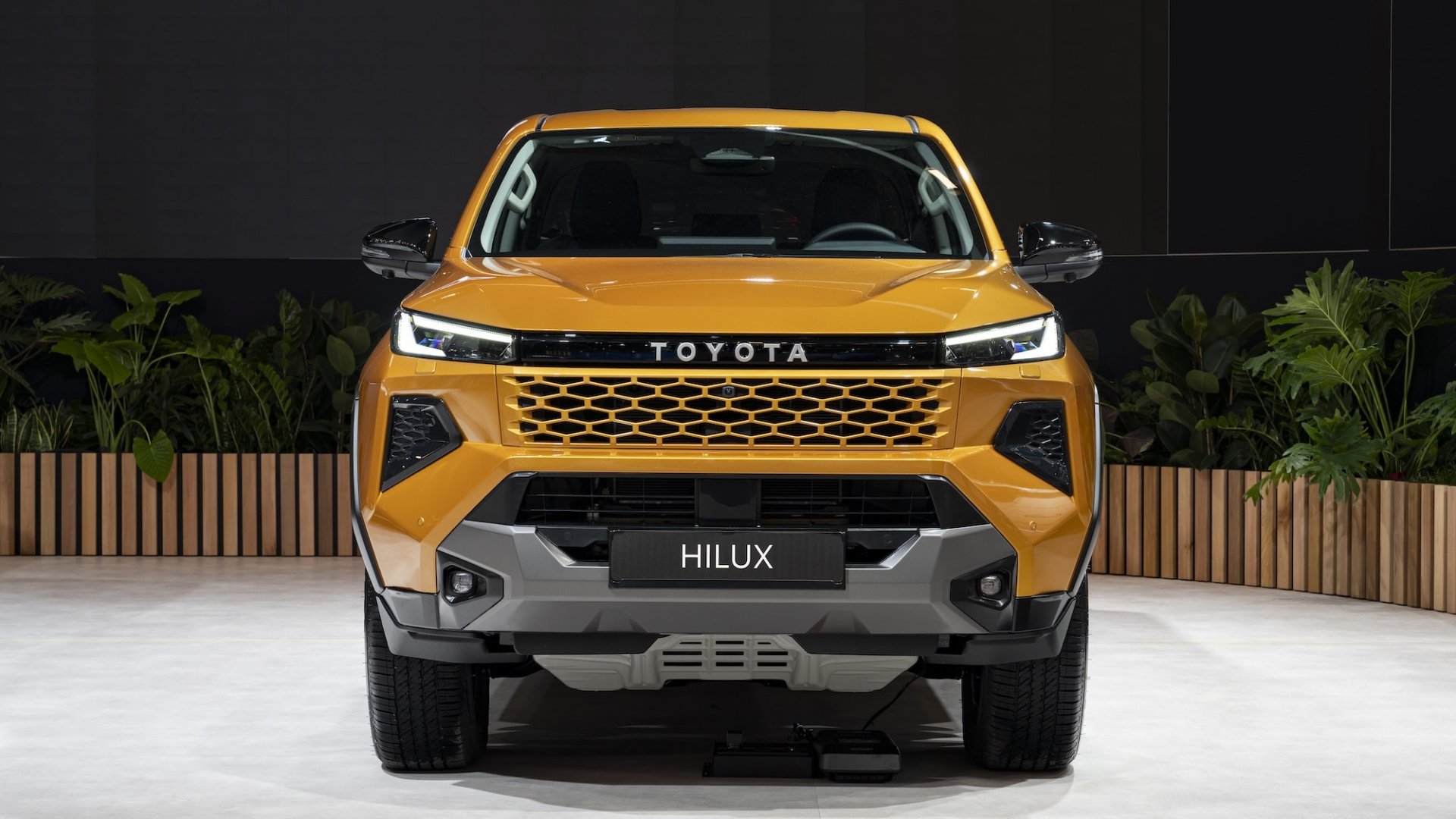 Новият Toyota Hilux дебютира в Европа с хибридно и електрическо задвижване