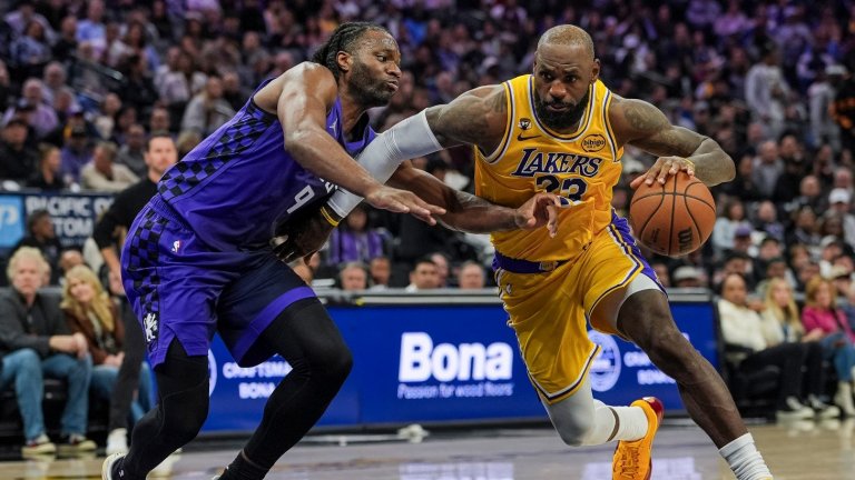 Лейкърс загуби първия мач на ЛеБрон със специалната емблема за рекордния му 23-и сезон