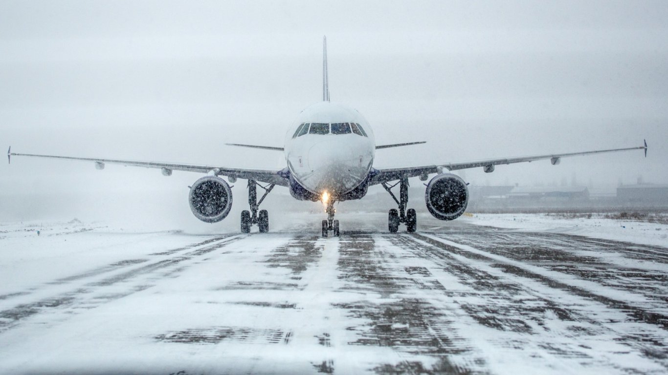 Снежни бури предизвикаха отмяна на полети на летищата в Мюнхен и Виена