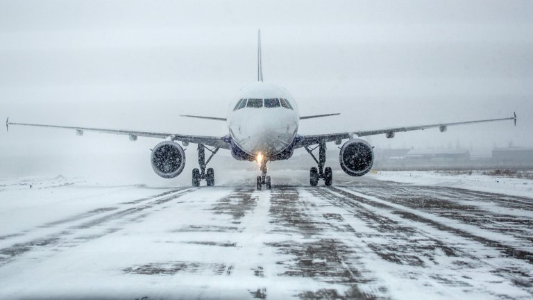 Летището във Виена затвори заради сняг и лед