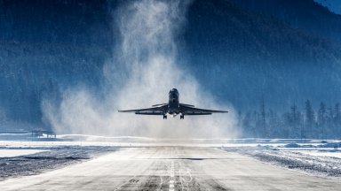 Засегнати са полети и от София: Снежна буря затвори летището във Виена, в Прага ограничиха полетите заради заледена писта