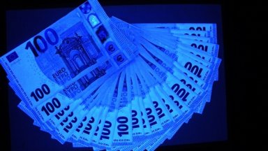Задържаха трима младежи с над 400 фалшиви банкноти в Русенско