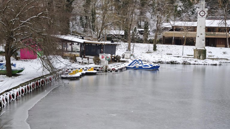 Eзерото в парк "Кайлъка" в Плевен замръзна, в Кнежа отчетоха най-леденото утро (снимки)