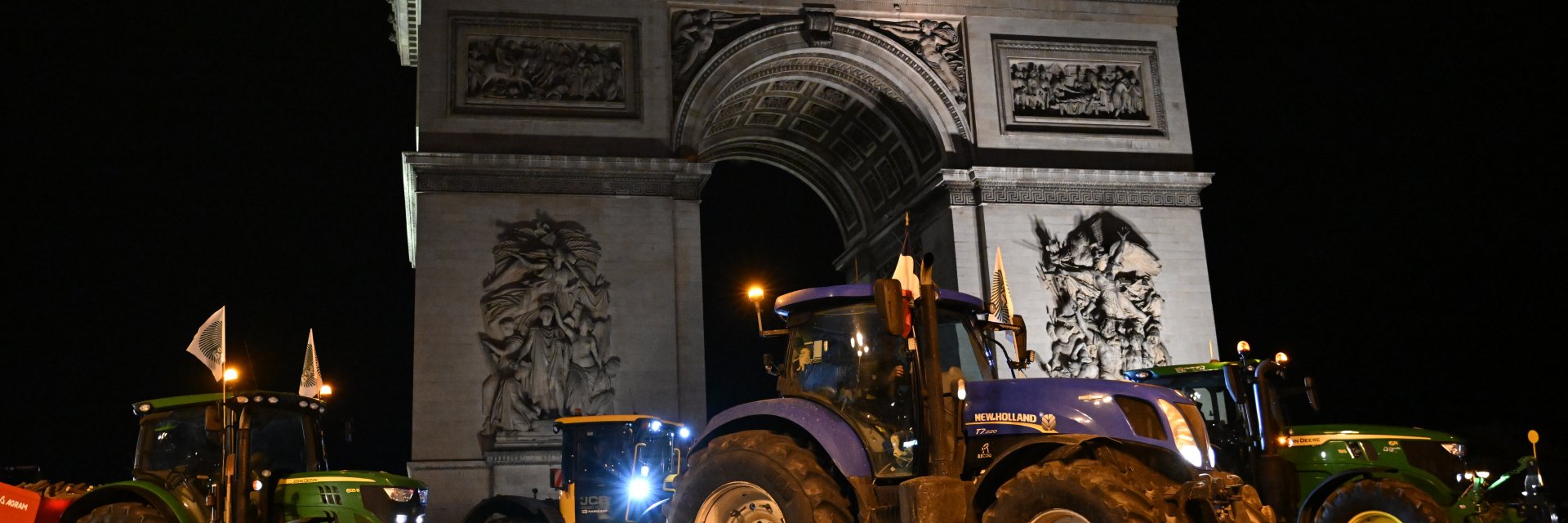 Трактори окупираха "Шанз-Елизе" (снимки)