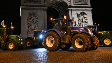 Трактори окупираха "Шанз-Елизе" (снимки)