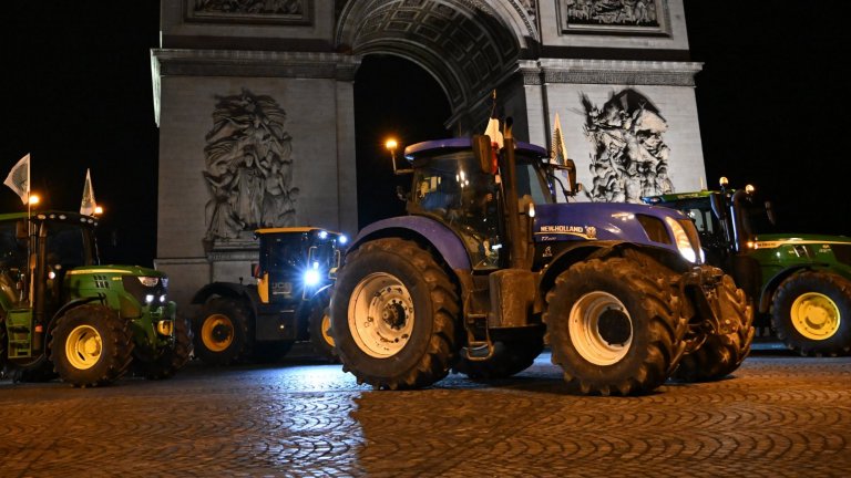 Трактори окупираха "Шанз-Елизе" (снимки)