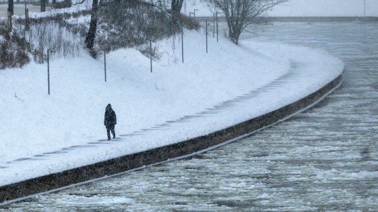 Балатон замръзна: Ледени дъждове парализираха транспорта и въздушния трафик в Централна Европа (видео)
