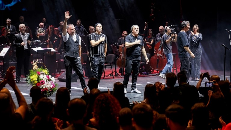 Б.Т.Р. с първи концертен албум от януари и клубно турне с "Ахат" през март в Пловдив, Варна и София  