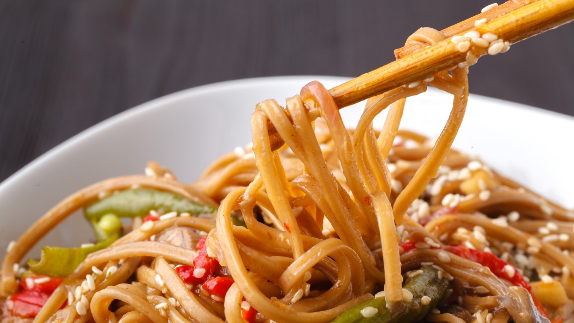 Нудли по азиатски с ароматен сос