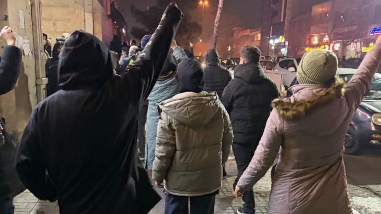 Жертвите при протестите в Иран са между 2000 и 12 000 души