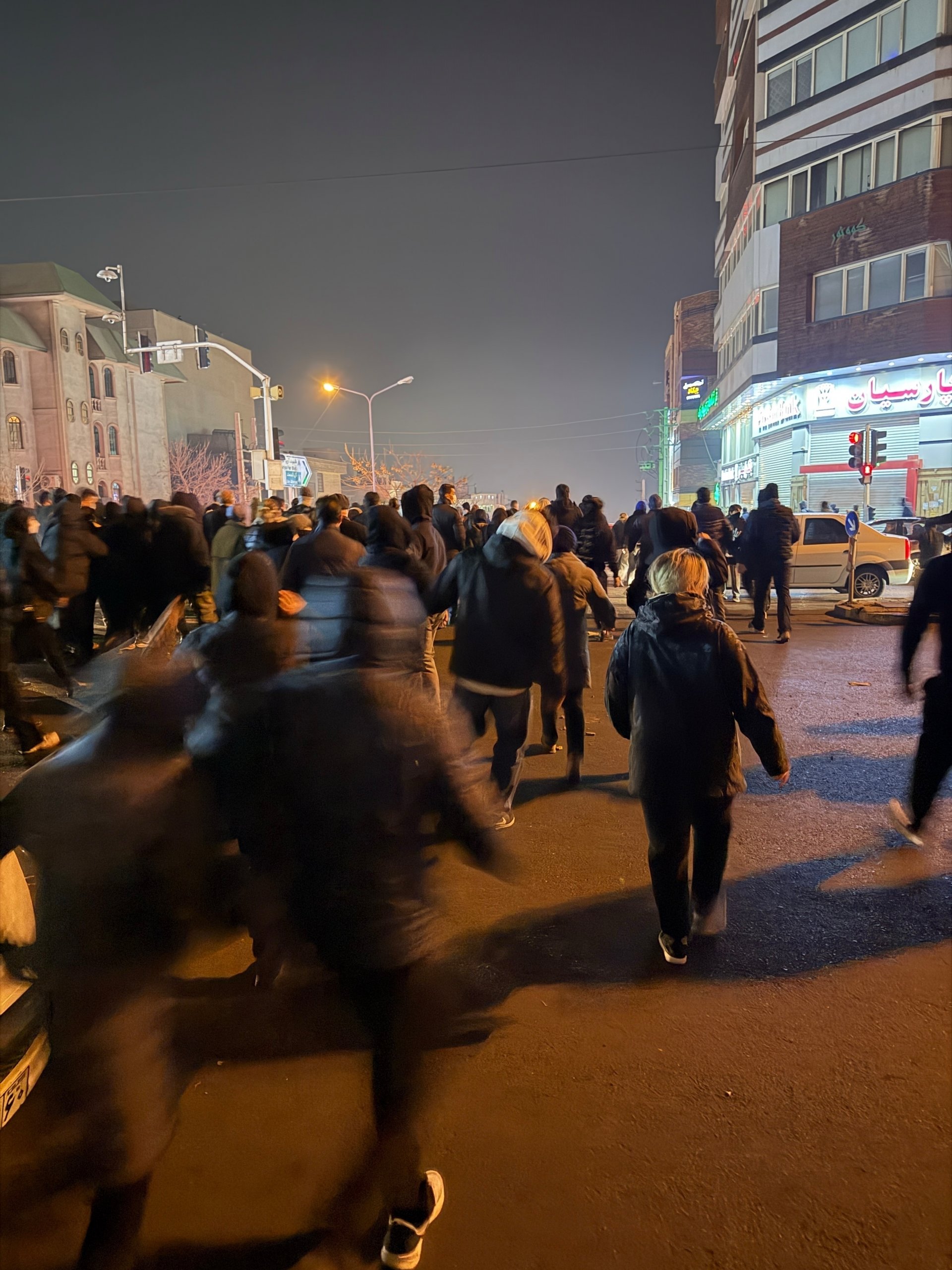 Докато обикновените иранци са изправени пред арести, куршуми и икономическа разруха, разделението между управляващите и управляваните продължава да се разширява
