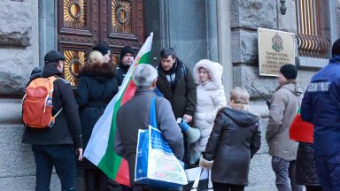 Протест за връщане на лева посрещна депутатите (снимки)