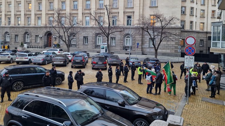 Протест за връщане на лева посрещна депутатите (снимки)