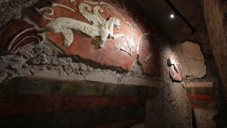 Обиколки с екскурзовод, предавани на живо, разкриват древен римски дом (снимки)