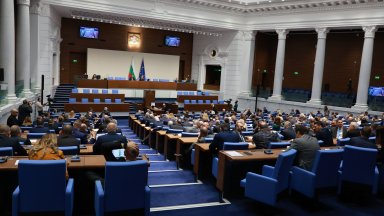 "Петрохан" влезе и в НС: От "няма държава" до ПП-ДБ на прицел