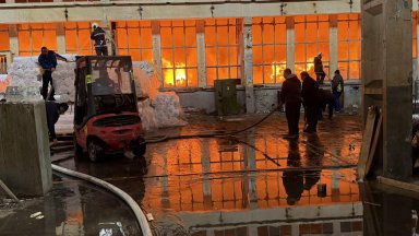 Пожар в Троян в складове на един от най-големите производители на възглавници (снимки)