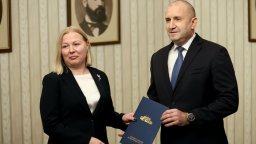 Формално връчен, формално приет - Надежда Йорданова върна втория мандат (видео)