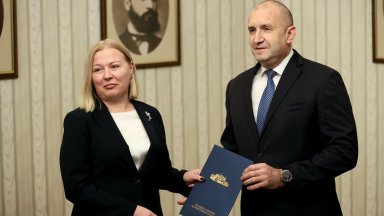 Формално връчен, формално приет - Надежда Йорданова върна втория мандат (видео)