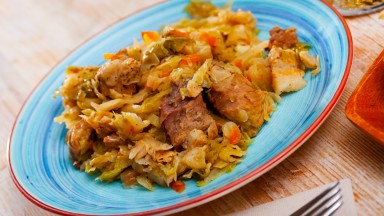 От тефтера на баба: Свинско с кисело зеле в гювеч 