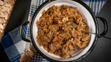 Пилешко с кисело зеле на фурна