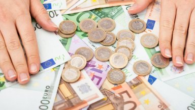 Колекцията в нашия портфейл – две серии банкноти и стотици дизайни на монетите