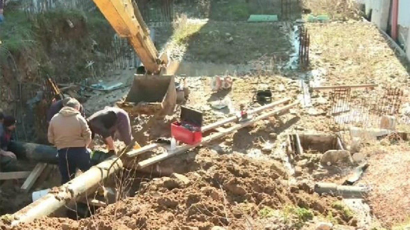 Спукан водопровод остави Асеновград без вода 48 часа