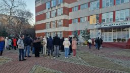 Родители протестираха пред НБУ "Михаил Лъкатник" в Бургас