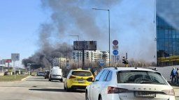 Голям пожар пламна в обект за строителни материали в София (видео)