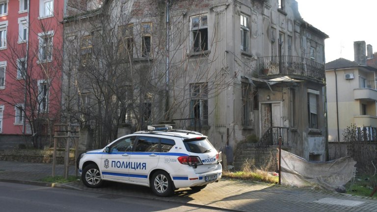 Откриха труп, престъпник и колабирали наркомани в "Къщата на ужасите" в Бургас (видео/снимки)