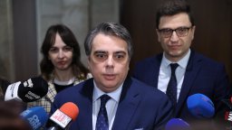 Асен Василев за даването на мандата на АПС: Ясен сигнал на президента срещу Пеевски