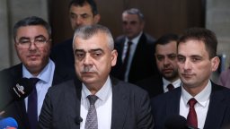 От "грешка" до "Горчиво" и "сигнал срещу Пеевски": Реакциите след избора на АПС 
