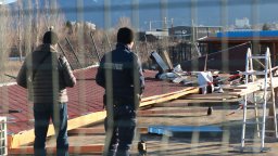 Хале на автокъща се срути върху трима души в София, единият издъхна в линейката (видео)